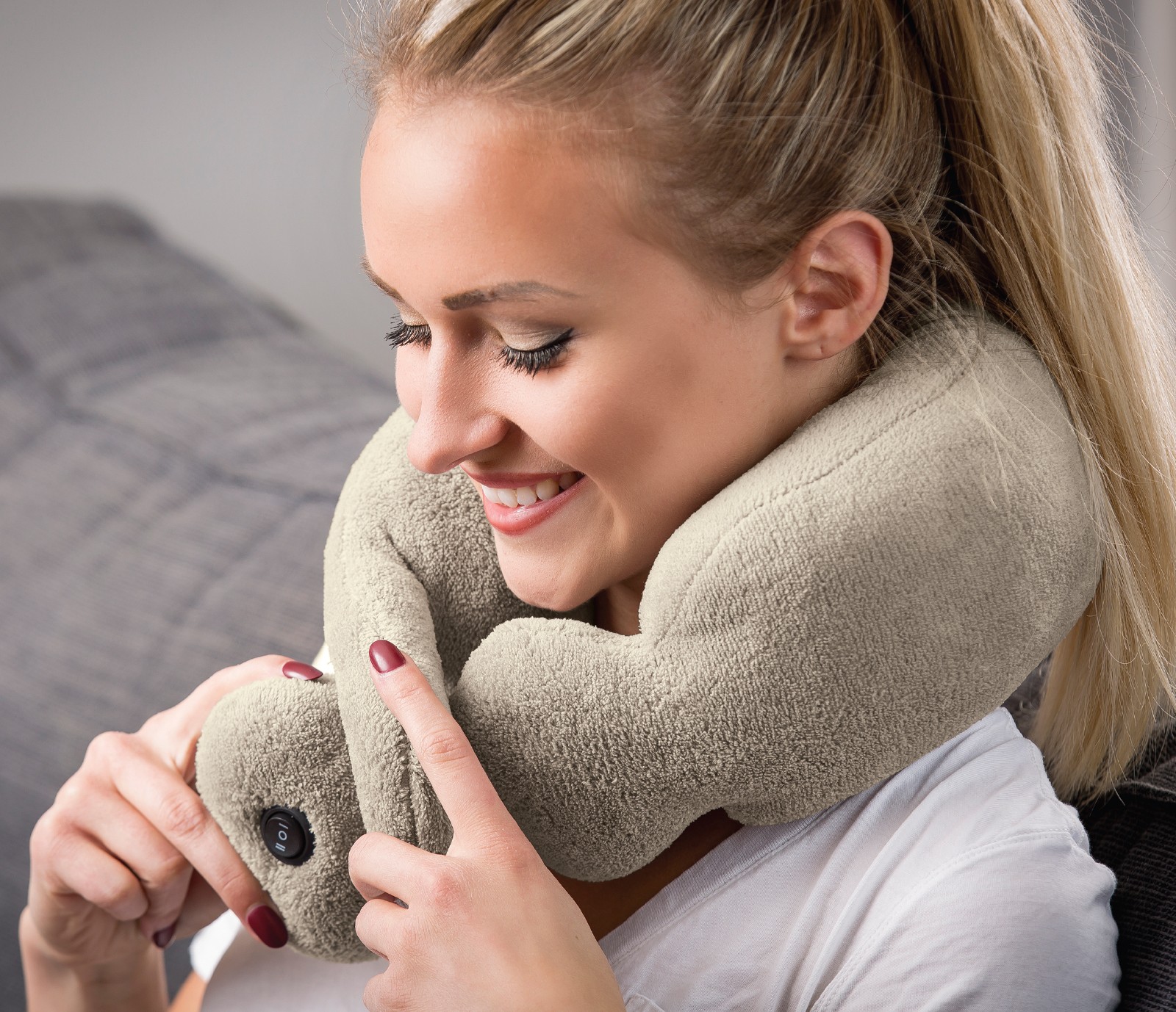 7711633  portable travel small electric relax heat massage pillow